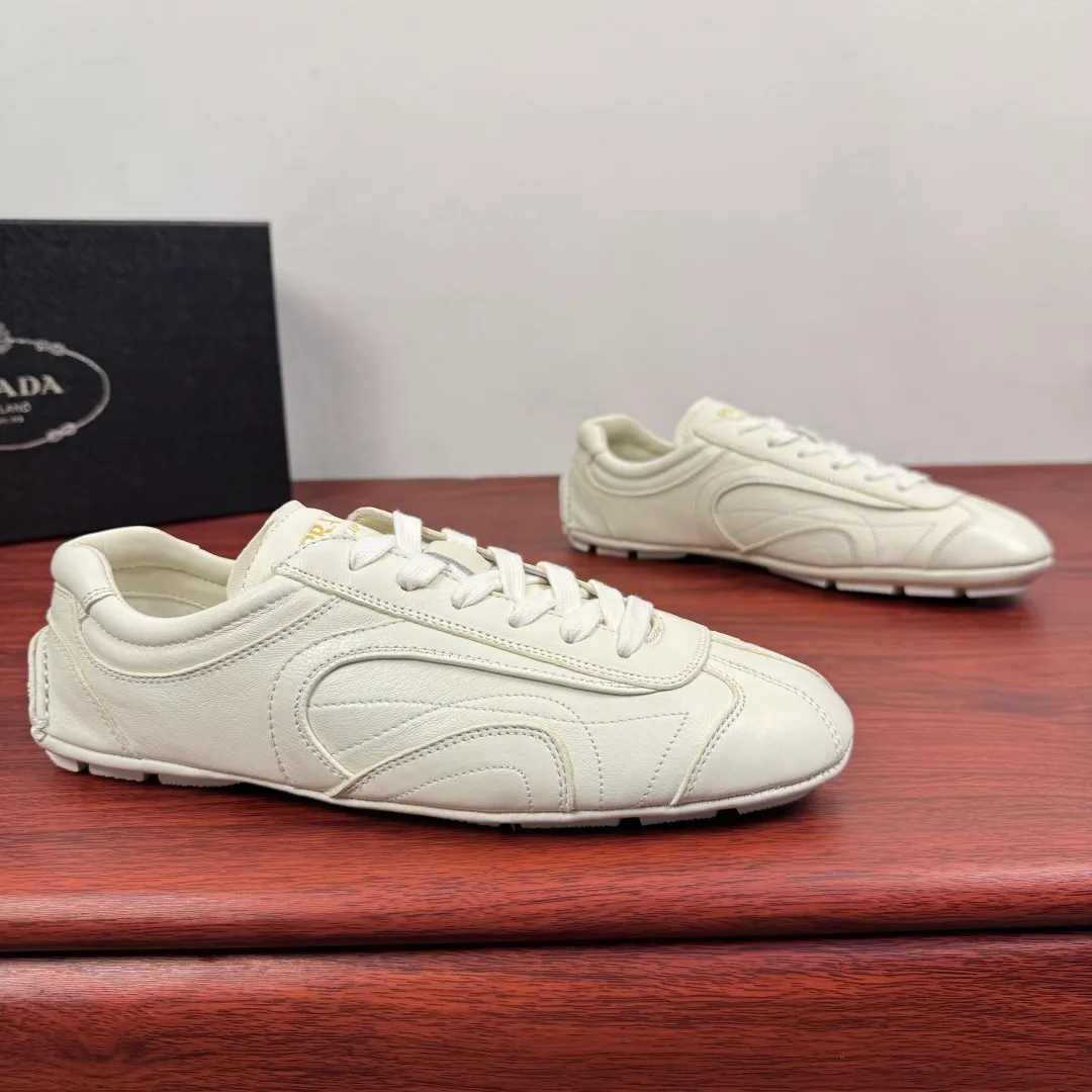 Batch 780 Prada/Prada Montecarlo Re-Edition 2005 Nappa sheepskin/nubuck leather sneakers, men's men's men's shoes for easy shipping! Featuring an antique finish, these sneakers combine style and comfort in a sophisticated and innovative design. The silhouette inspired by driving shoes is soft and flexible, and the deconstructed sole gives it a lightweight look and smooth aesthetic. Prominent top stitching enhances the sporty soul of this hybrid sneaker. It is paired with a lightweight and flexible rubber sole, a visible convex sole pattern embellishment, and a wrapped insole. The whole package! Size: 39-40-41-42-43-44 Leather shoe size Item number: 4E1165 Sheepskin white